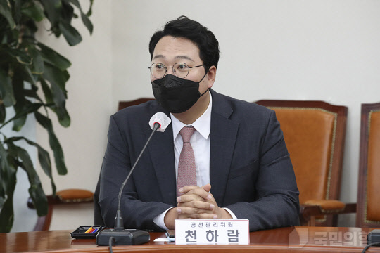 지난 3월29일 서울 여의도 국회 본관에서 열린 국민의힘 6·1 지방선거 공천관리위원회 회의에서 천하람 당시 공천관리위원(전남 순천갑 당협위원장)이 발언하고 있다.<국민의힘 홈페이지 사진>